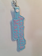 Cargar imagen en el visor de la galería, Tags bordada de dos nombres