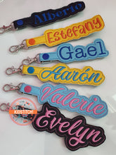 Cargar imagen en el visor de la galería, Tags bordada de un nombre